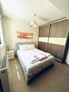 Кровать или кровати в номере The little palace next to the sea