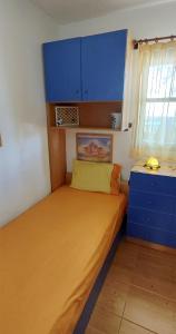 A bed or beds in a room at Wooden beach house / Nea Roda, Halkidiki Még 20 kép