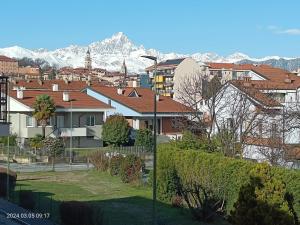 - une vue sur une ville avec des montagnes en arrière-plan dans l'établissement Lucà Apartments, à Saluces
