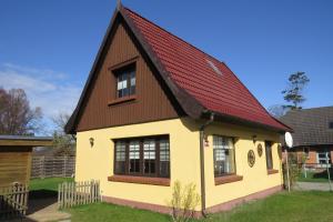 プレローにあるPrerower Seekisteの赤屋根の小さな黄褐色の家