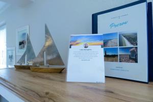 Una vitrina con tres barcos sobre una mesa en Prerower Seekiste, en Prerow