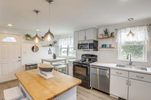 Η κουζίνα ή μικρή κουζίνα στο Beachfront Salisbury Retreat with Fire Pit and Grill