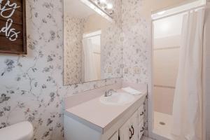 a bathroom with a sink and a mirror at 5 mins to Fort Jackson - The Wooded Hilltop Ranch in Columbia +40 photos