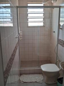 uma casa de banho com chuveiro e WC em Casa em Condomínio tranquilo bem perto da praia! em Saquarema