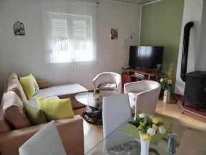 sala de estar con sofá y mesa en Yellow Rose, en Rakovica