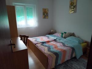una piccola camera con letto e finestra di Yellow Rose a Rakovica