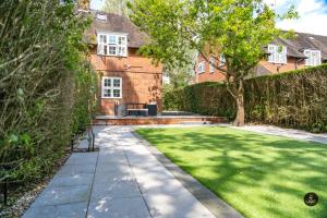 ロンドンにあるLuxury house with garden and free parking, in Hampstead Gardensの庭付きの家