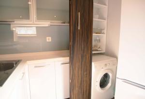 eine Küche mit Waschmaschine und Waschmaschine in der Unterkunft Apartamento en Ribeira in Ribeira