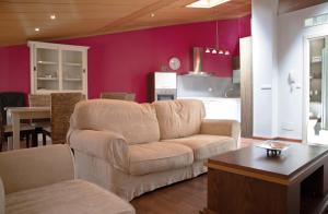 ein Wohnzimmer mit Sofa und Tisch in der Unterkunft Apartamento en Ribeira in Ribeira