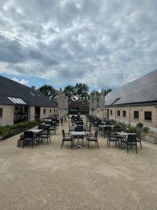 a group of tables and chairs in a courtyard at Bouwelhoeve 't Schuur in Grobbendonk