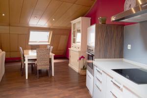 eine Küche mit Tisch und ein Esszimmer in der Unterkunft Apartamento en Ribeira in Ribeira + 42 Fotos