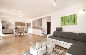 een woonkamer met een bank en een tafel bij Villa With Pool in Croatia Vrsar in Gradina