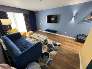 TV a/nebo společenská místnost v ubytování Lighthouse Suites