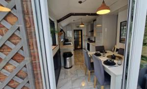 een keuken en eetkamer met een schuifdeur bij Charming 4-Bed House in Wednesbury in Wednesbury