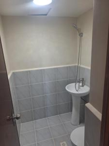 ein Bad mit einem WC und einem Waschbecken in der Unterkunft MaryneL Suites in Suba