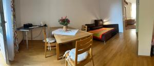 a living room with a table and a couch at Urban Apartment, Internet, Veranda, Zentrum in Graz