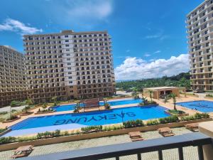 Blick auf einen Hotelpool mit zwei großen Gebäuden in der Unterkunft MaryneL Suites in Suba