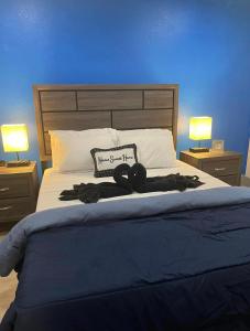 ein Schlafzimmer mit einem Bett, auf dem 2 Personen liegen in der Unterkunft Modern Santorini Suite Houston NRG TMC Luxurious Walkable in Houston