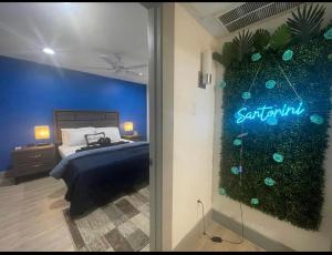 um quarto com uma cama e uma placa que diz santilli em Modern Santorini Suite Houston NRG TMC Luxurious Walkable em Houston