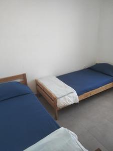 Deux lits jumeaux dans une chambre avec trois piliers dans l'établissement El sueño - Le rêve, à San Bartolomé