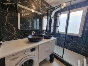 ein Badezimmer mit 2 Waschbecken und einer Waschmaschine in der Unterkunft Grand appartement 3 chambres Disney - Paris - 82m2 in Neuilly-sur-Marne + 38 Fotos