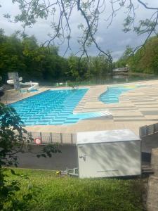 una gran piscina con plazas azules. en Villa jason unifamiliale 