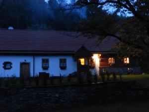 a white house with lights on it at night at Das Lux-Häusla in Kąty Bystrzyckie