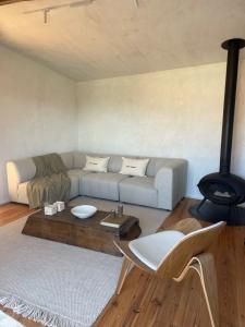 uma sala de estar com um sofá e uma mesa em Cerquido by NHôme em Cerquido