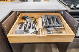 Kuchyň nebo kuchyňský kout v ubytování Cozy Stylish retreat - NYC & NWK w free parking