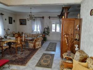 uma sala de estar com um sofá e uma mesa em Art House Syros em Hermópolis
