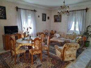 - un salon avec un canapé, une table et des chaises dans l'établissement Art House Syros, à Ermoúpoli
