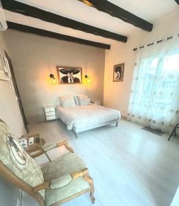 ビズ・ミネルヴォワにあるLa Villa du Menhir Gîteの広いベッドルーム(ベッド1台、ソファ付)