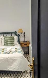 a bedroom with a bed and a table with a lamp at Alojamiento 13 Jotas in Iniesta