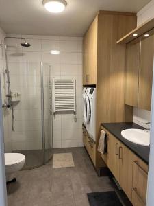 y baño con ducha, aseo y lavamanos. en Two bedroom family apartment en Akureyri