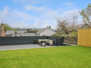 a backyard with a fence and a lawn at 2 Penporth in Rhayader