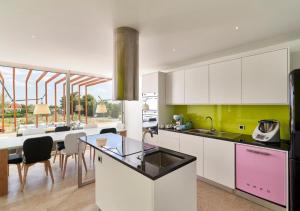 Kuchyň nebo kuchyňský kout v ubytování Oliveira House - Deluxe Bedrooms