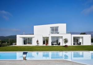 una casa blanca con piscina frente a ella en Oliveira House - Deluxe Bedrooms, en Castelo Novo