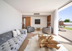 sala de estar con sofá y mesa en Oliveira House - Deluxe Bedrooms, en Castelo Novo