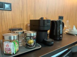 a coffee maker sitting on top of a counter at Rózsa Strasse Tarján in Tarján
