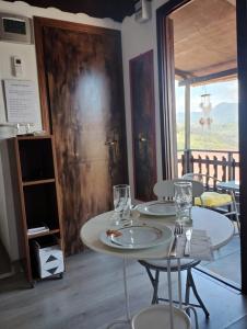 2 tafels en stoelen in een kamer met een raam bij Bungalow Sixdays 2 in Camporosso