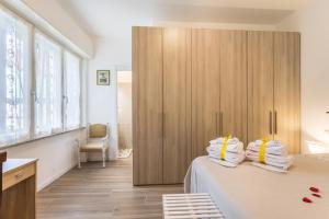 Camera con letto e armadietto in legno. di Casa Di Lux E Max - Sub 701 a Brugherio