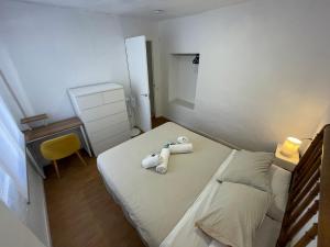 Un pat sau paturi într-o cameră la Golden rural apartment in Valle de Ayora