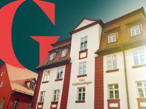 een groot wit gebouw met een rode pijl bij Das Goldschläger Boutique Hotel in Schwabach