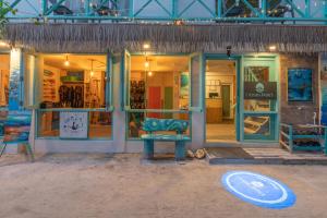 古莉的住宿－Ocean Pearl Maldives at Gulhi Island，前面的商店,前面有长凳