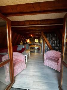 a room with two pink chairs and a table at Chalet de montagne in Ustou