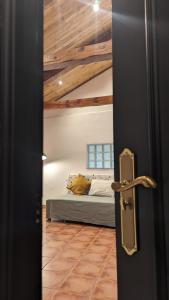 Una puerta que da a un dormitorio con cama en Alojamiento 13 Jotas, en Iniesta