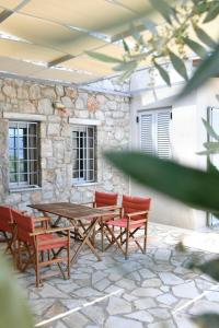 Patio nebo venkovní prostory v ubytování Green 'n Gray Sea & Mountain House