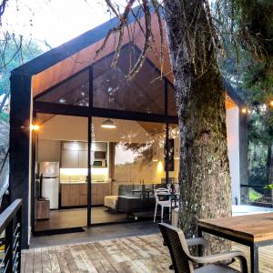Una cocina o zona de cocina en Tree House, Cabaña privada con Jacuzzi