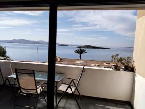 d'un balcon avec une table et des chaises donnant sur l'eau. dans l'établissement Apartamento exclusivo, à La Manga del Mar Meno