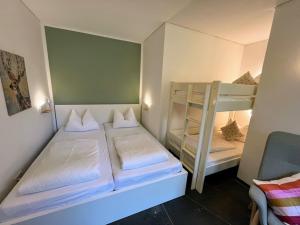 Cette petite chambre comprend 2 lits superposés et une échelle. dans l'établissement Ferienwohnungen Georgenbruch, à Everswinkel